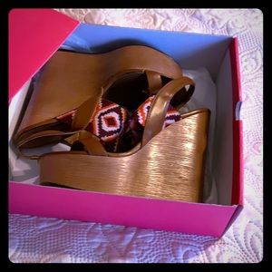 Platform shoedazzle shoes size 7.5.